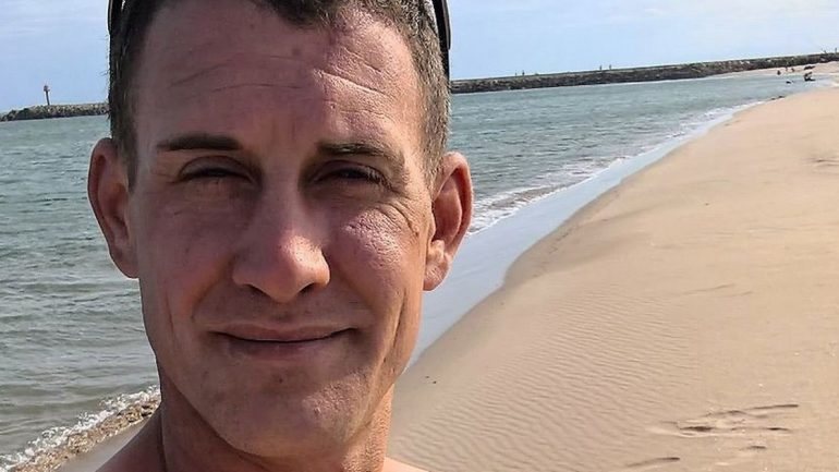 James Watson, 35 anos, passou a última semana a publicar fotografias suas em praias portuguesas