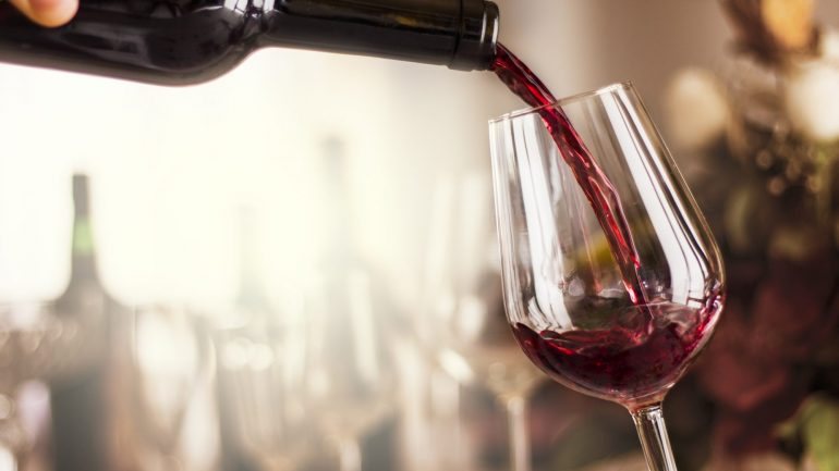 Há muito que se acredita que o vinho tinto só pode ser servido com carne. Mas isso é mito.