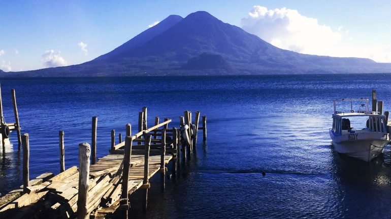 O lago Atitlán, na Guatemala, é considerado um dos lagos mais bonitos do mundo.