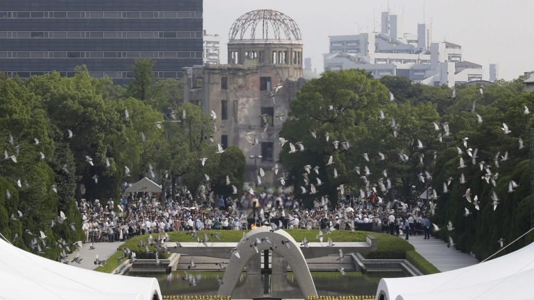 A bomba atómica lançada sobre Hiroshima matou de imediato cerca de 80 mil pessoas