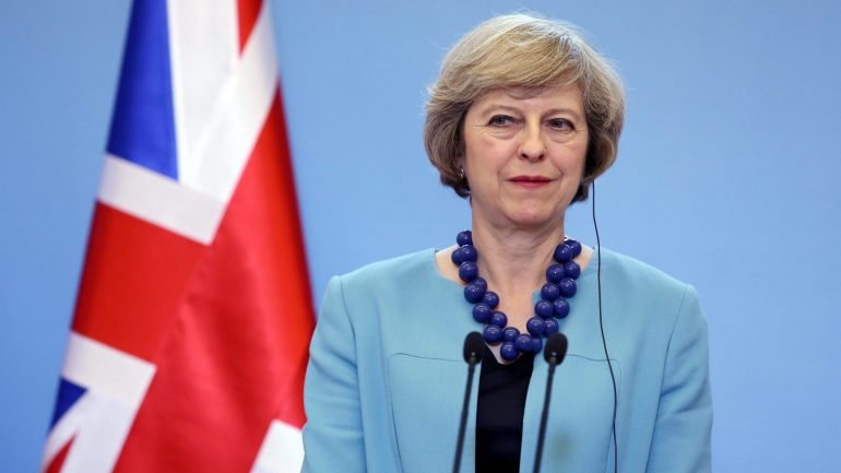 Theresa May deverá falar terça-feira sobre as negociações conduzidas pelo Governo para a saída do país da União Europeia
