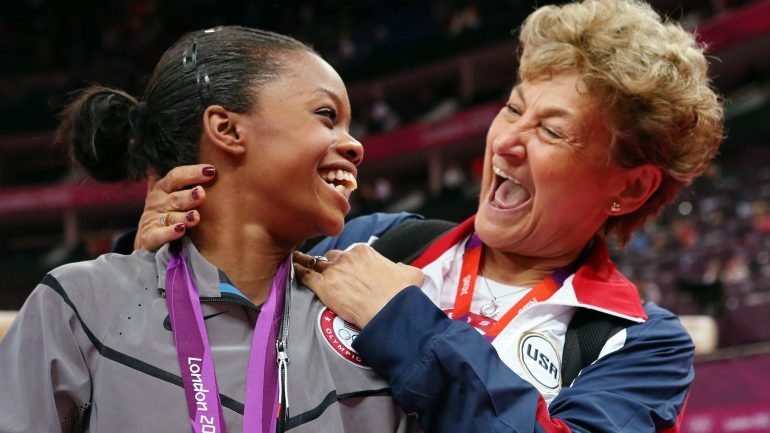 Gabrielle Douglas com a sua treinadora em Londres nos Jogos Olímpicos de 2012