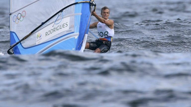 Aos 44 anos, o velejador madeirense está muito perto de garantir a presença na regata das medalhas no windsurf. Terá que ser um dos dez melhores nas eliminatórias