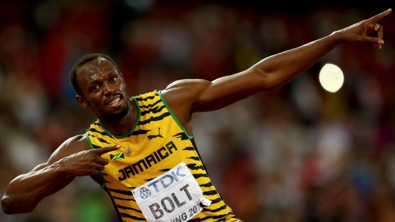 Quando Usain Bolt assim celebra no final, como um relâmpago (não é por acaso que tem a alcunha de &quot;Lightning Bolt&quot;), é sinal de que terá mais ouro ao peito