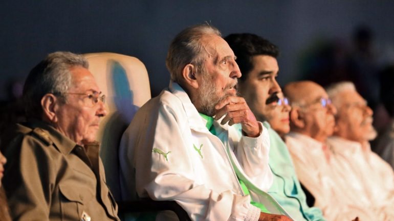 Fidel Castro apareceu visivelmente fragilizado, ladeado por Raul Castro e Nicolás Maduro