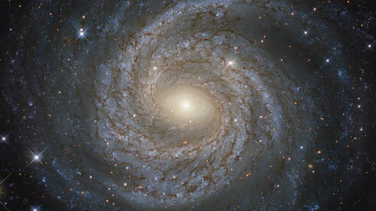 A galáxia NGC 6814, um exemplo de uma das muitas galáxias que pode esta 5ª força -- a existir -- pode ajudar a manter &quot;unida&quot;