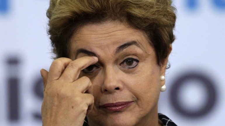 Se o impeachment se concretizar &quot;seria um inequívoco golpe seguido de eleição indireta&quot;, defendeu Dilma