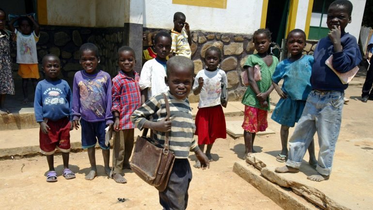 Quase metade das crianças das 600 escolas visitadas defeca ao ar livre