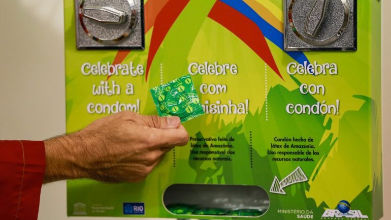 Máquina dispensadora de preservativos na Aldeia Olímpica