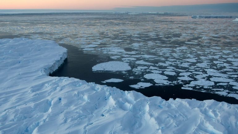 A Antártida representa a grande massa de gelo do planeta, e a que, como se acreditava até agora, está a sofrer um degelo mais lento