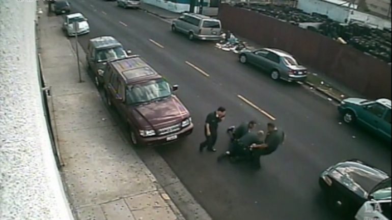 Captura de ecrã do vídeo do polícia a atacar Alford