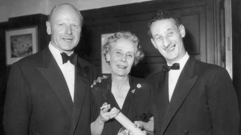 Mary Lindell com Herbert Hasler e Bill Sparks, os dois oficiais que ajudou a regressar ao Reino Unido