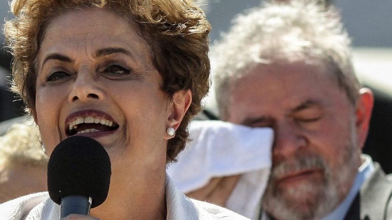 Dilma Rousseff em primeiro plano) com Lula da Silva (em segundo plano)