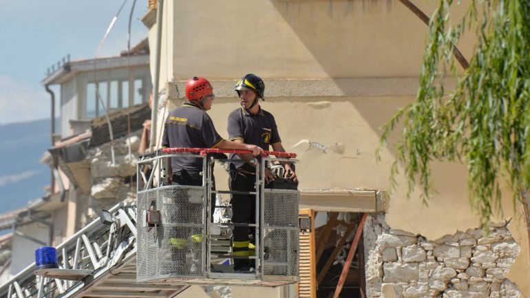 Bombeiros continuam os trabalhos de resgate na cidade de Amatrice