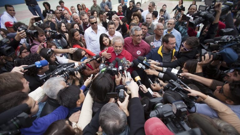 O antigo presidente brasileiro Lula da Silva a falar aos jornalistas