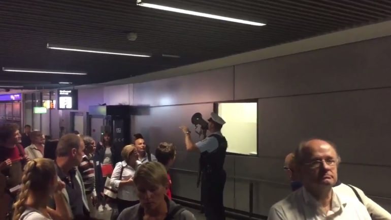 Polícia a evacuar pessoas no aeroporto de Frankfurt