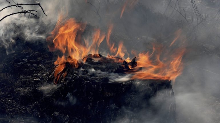 O incêndio lavra desde as 6h50 de segunda-feira em Cabeceiras de Basto