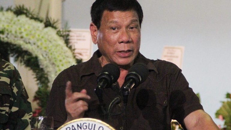 O Presidente da Filipinas Rodrigo Duterte está a salvo numa esquadra da polícia