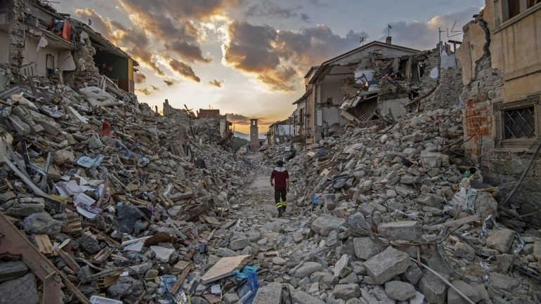 Este sismo provocou 295 mortos e figura como um dos mais mortíferos dos últimos anos em Itália