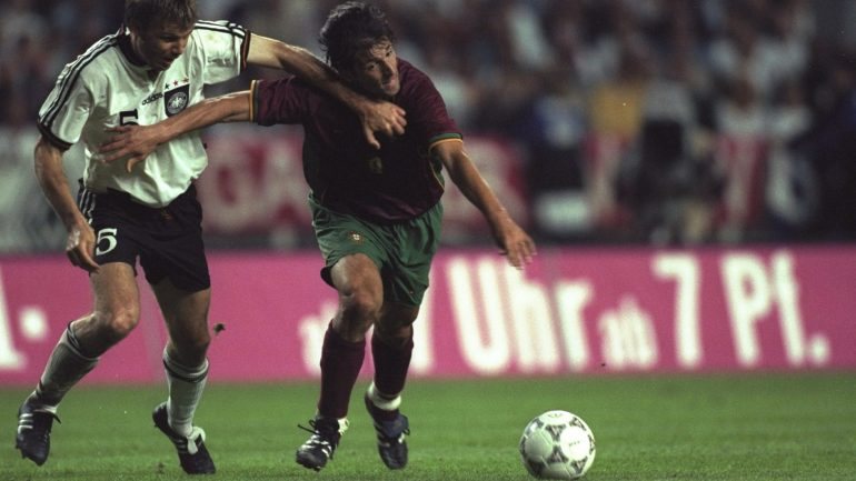 Pedro Barbosa em vantagem sobre Helmer antes de assinar o 1-0 em Berlim num jogo célebre pela expulsão incompreensível de Rui Costa