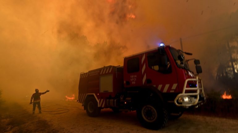 No combate aos fogos estão envolvidos 166 operacionais das corporações do Algarve e da Força Especial de Bombeiros