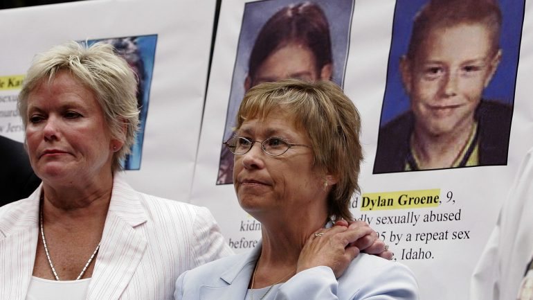 Patty Wetterling (esquerda), criou uma fundação para proteger crianças, depois do desaparecimento do seu filho