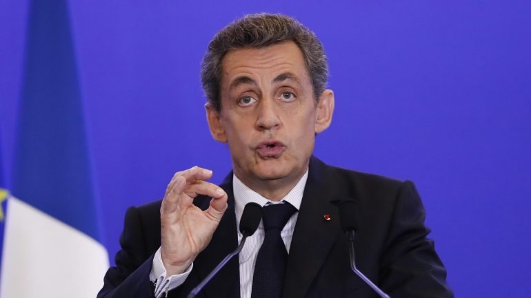 Sarkozy anunciou a sua candidatura a Presidente durante o mês de agosto