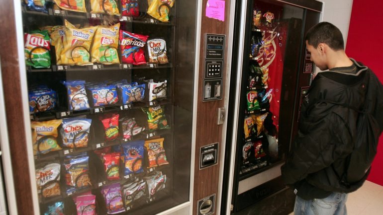 Para além de vendas nos bares escolares e da comida servida nas cantinas, existem também máquinas de venda automática que dispensam alimentos menos saudáveis e que ainda se encontram em funcionamento nas escolas