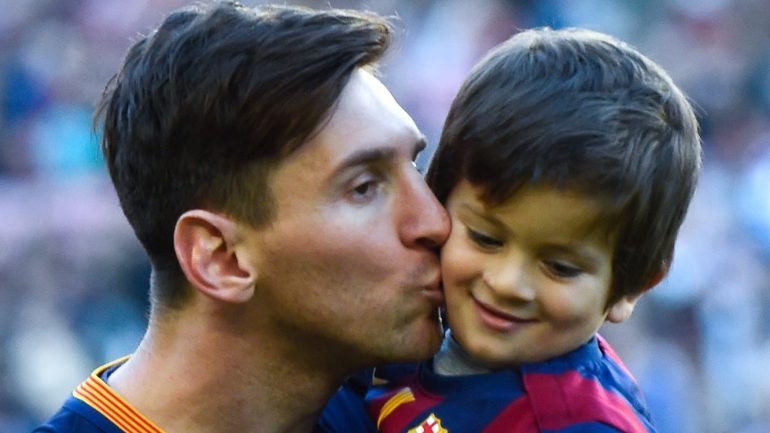O pai, Leonel. O filho, Thiago -- com &quot;H&quot;. O apelido diz (futebolisticamente falando) tudo: Messi