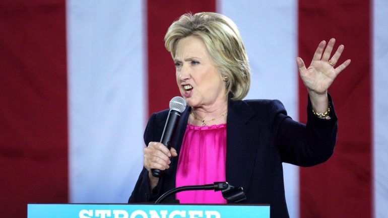 Hillary Clinton falou durante uma breve conferência de imprensa no aeroporto de White Plains, em Nova Iorque