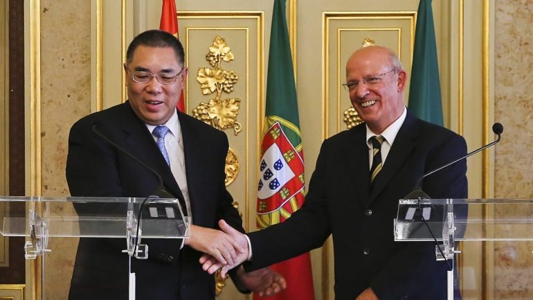 O chefe do executivo da Região Administrativa Especial de Macau, Chui Sai On, com o ministro dos Negócios Estrangeiros português
