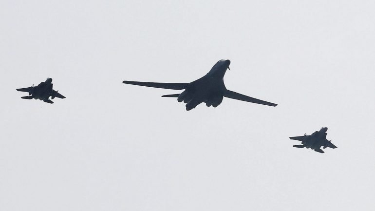 Dois bombardeiros dos Estados Unidos voaram na terça-feira a Coreia do Sul para advertir o regime de Pyongyang