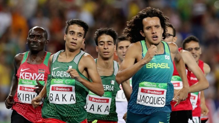 O vencedor da medalha de ouro (segundo à esquerda), Abdellatif Baka, durante a prova