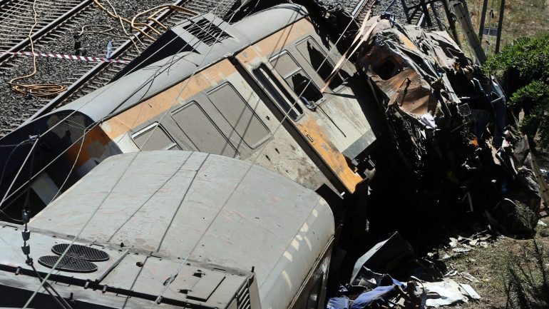 O comboio descarrilou na sexta-feira, com mais de 60 passageiros e tripulação a bordo. Quatro pessoas morreram