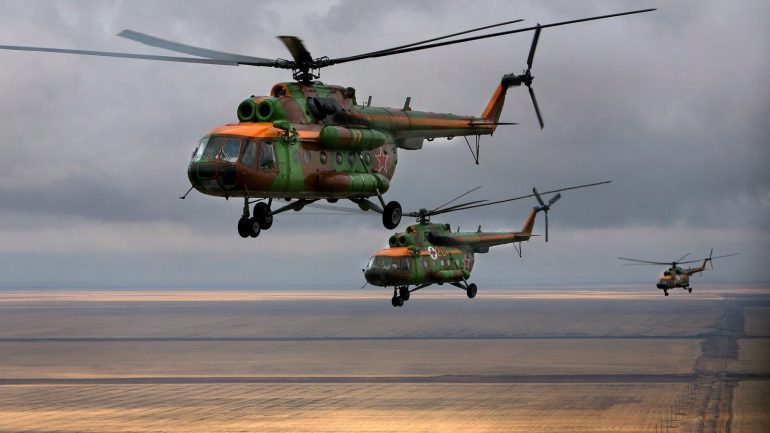 As Forças Armadas Angolanas integram cerca de 100.000 operacionais e contam com 53 helicópteros Mil Mi-8/17 e mais 15 Mil Mi-24/35