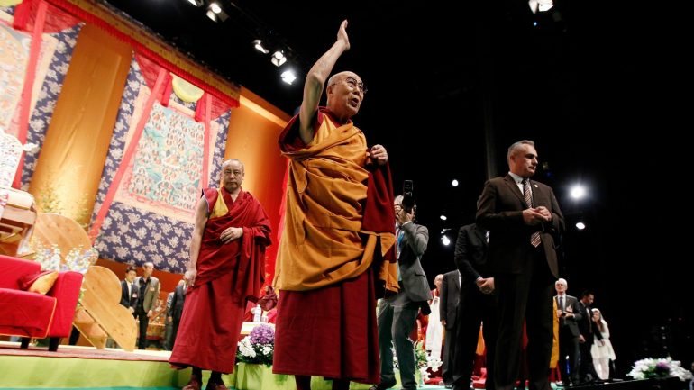 Pequim pressiona com frequência entidades e líderes estrangeiros a não receberem o Dalai Lama acusando-o de procurar a independência do Tibete, através de &quot;terrorismo espiritual&quot;