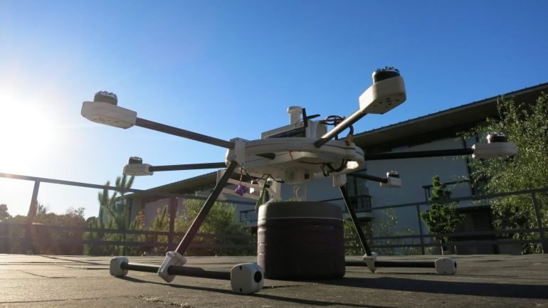 O drone está adaptado para transportar uma encomenda e não precisa de ser controlado. Um software define o percurso e o drone segue sozinho