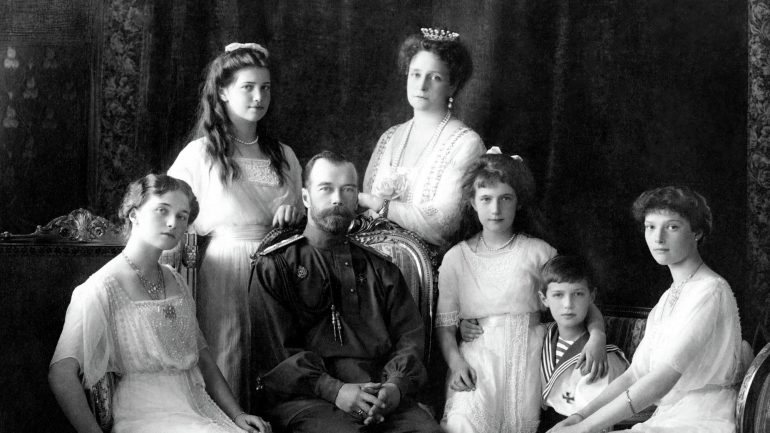 A última família da dinastia Romanov. Da esquerda para a direita: Olga, Maria, Nicolau II (o último czar), Alexandra, Anastácia, Alexei e Tatiana