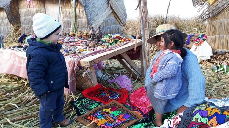 Nas Ilhas dos Uros (Lago Titicaca), o Manel fez o seu charme às nativas.