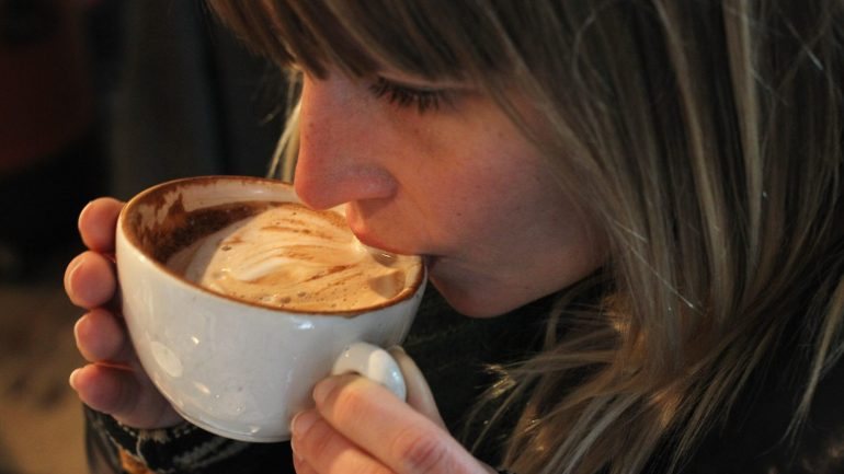 Vários estudos já vieram mostrar que a toma de café tem um papel protetor da doença de Alzheimer