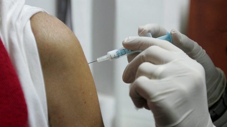 A vacinação contra a gripe arranca no próximo mês e vai ser gratuita para pessoas a partir dos 65 anos e para internados em instituições