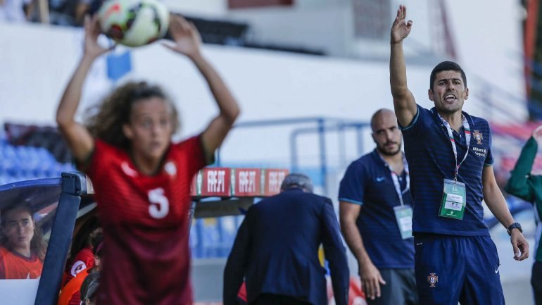 Matilde Fidalgo, lateral direita de Portugal, e o selecionador Francisco Neto, no penúltimo jogo (vitória por 3-2) do apuramento para o Euro2017, na Trofa, diante da Finlândia