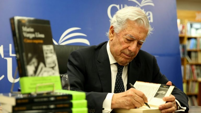Mario Vargas Llosa nasceu em 1936, em Arequipa, no Peru e atualmente tem dupla nacionalidade, peruana e espanhola