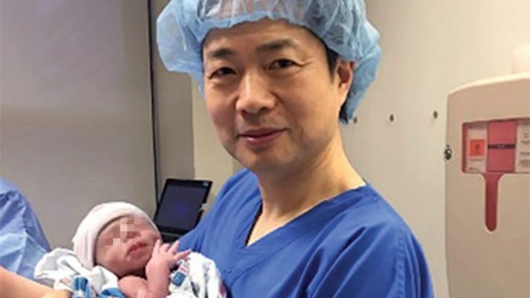 John Zhang segura o bebé com o ADN de 3 pessoas diferentes ao colo