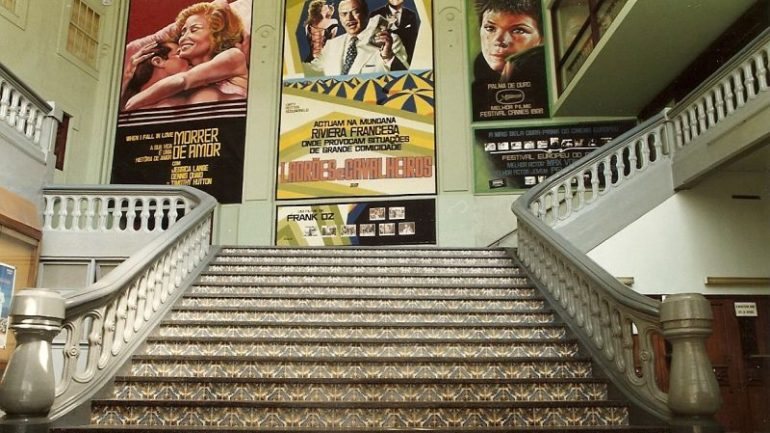 O Cinema Tindade encerrou no ano 2000, numa altura em que a Baixa estava desertificada e os centros comerciais se desenvolviam