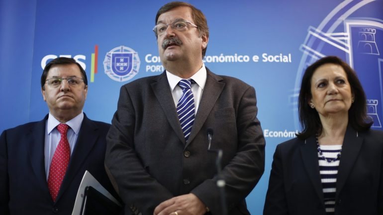 O secretário-geral da UGT, Carlos Silva (ao centro)