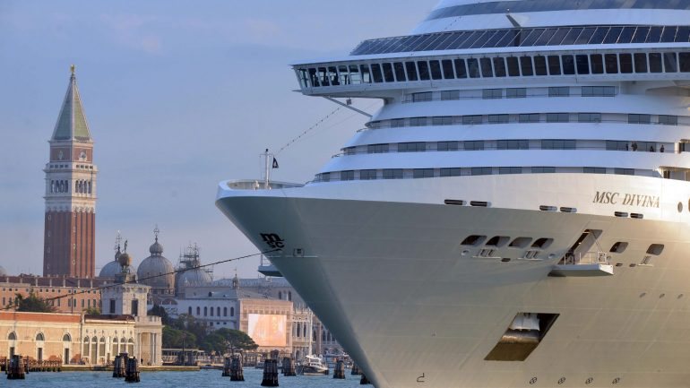 Os venezianos estão particularmente fartos dos grandes navios de cruzeiro que &quot;despejam&quot; milhares de turistas na cidade todos os dias. A UNESCO alerta também para os riscos ambientais da passagem destes navios nos canais