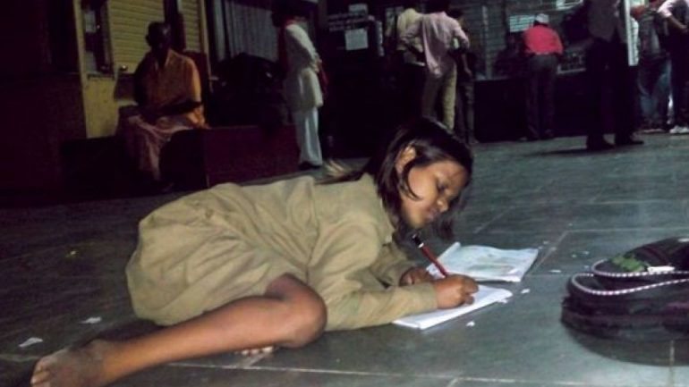 Divya, uma menina indiana, vai todos os dias à estação de comboios da cidade de Orai