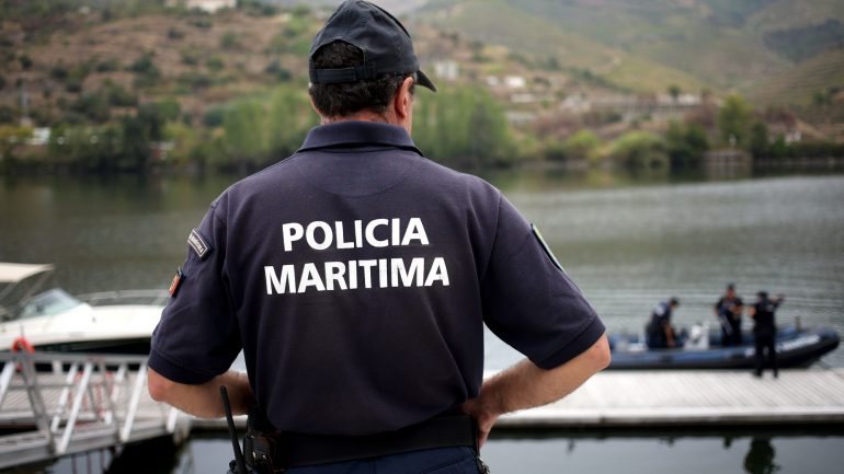 As buscas subaquáticas decorreram com a maré vazia e pelas 09h00 o corpo foi encontrado na zona ribeirinha de Portimão