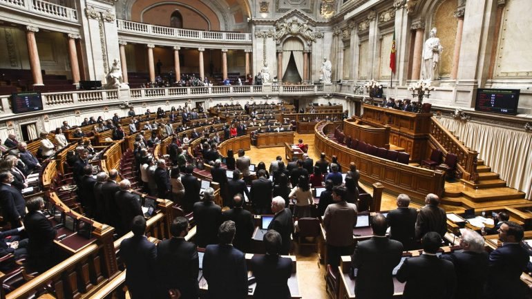 O líder parlamentar do PCP, João Oliveira, acusou o PSD e o CDS de quererem fugir à discussão